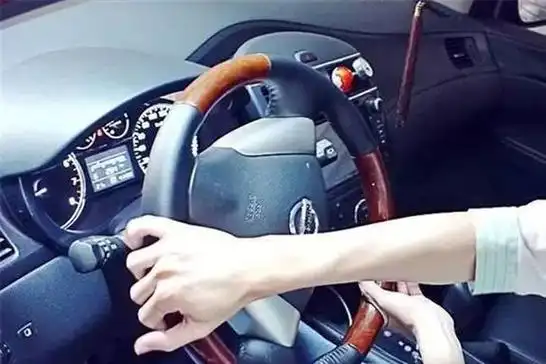 开手动档车老司机为什么喜欢一手扶盘一手握档这样开车安全吗