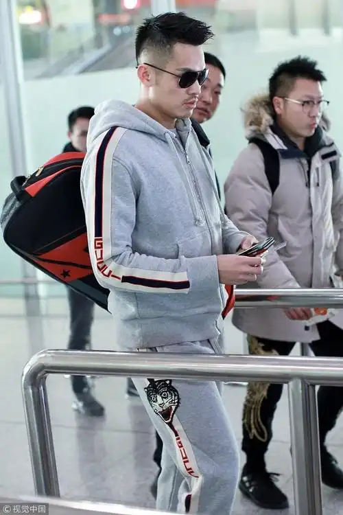 林丹运动装低头前行冷酷帅气 黑超遮面无粉丝环绕略显冷清