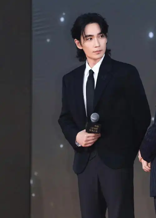 朱一龙出席中国电影导演之夜,身着louis vuitton黑色西服搭配喇叭裤