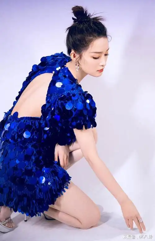 李沁:蓝色的亮片露背美裙,掩盖不住李沁的清纯气质和不俗之美