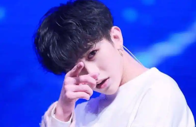 原创蔡徐坤速度有多快镜头前快到模糊网友顶流走路都带风