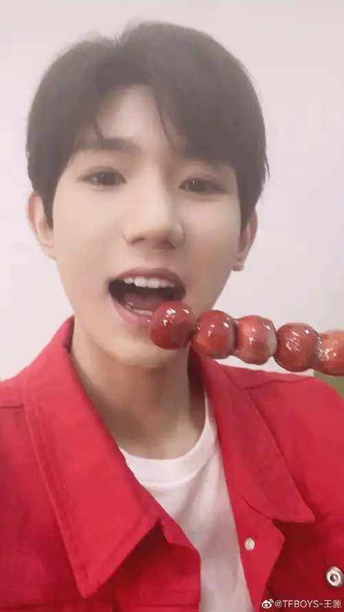 #王源请你吃糖葫芦##王源串糖葫芦##王源2024龙行绛气#