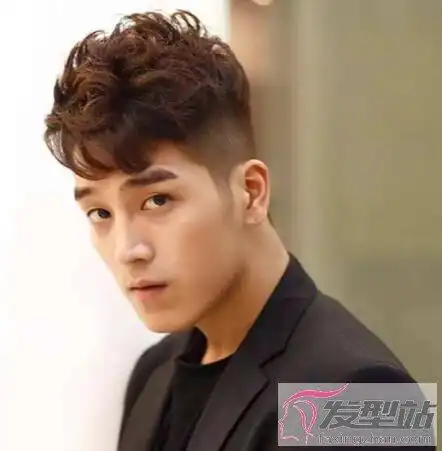 两边剃掉中间刘海发型帅气酷炫中不乏呆萌感