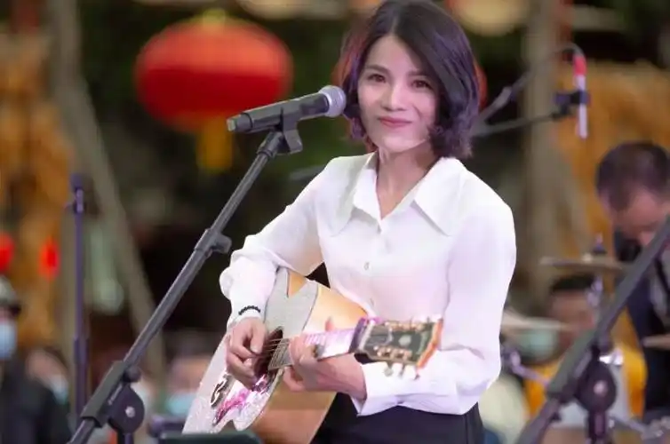 乐队名称"夏天播放"原是队长"夏先生"早期艺名.