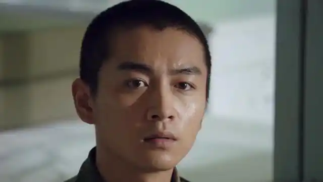 《陆战之王》陈晓成史上最硬核新兵,光天化日与女兵啃鸭脖