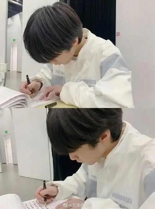 刘耀文晒一箱作业