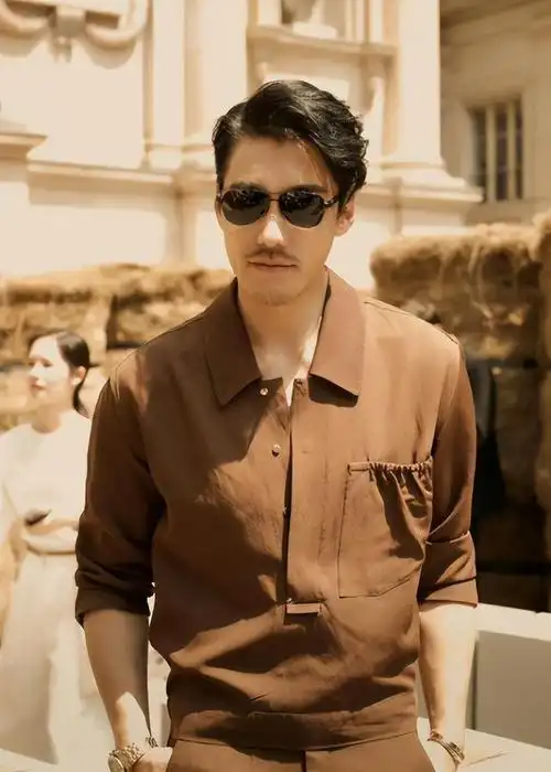 胡兵参加时装周,53岁走秀却像35岁,网友:这才是"不老男神"!