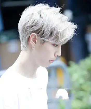 极具个性的男生银白色染色发型