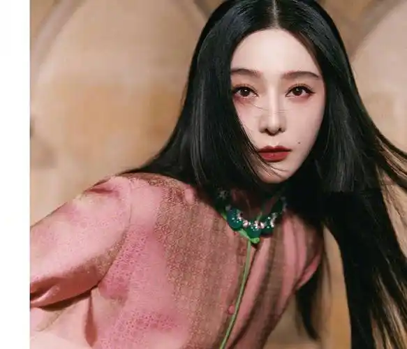 范冰冰留公主切发型时尚美艳穿套裙靓丽动人比桃花还粉