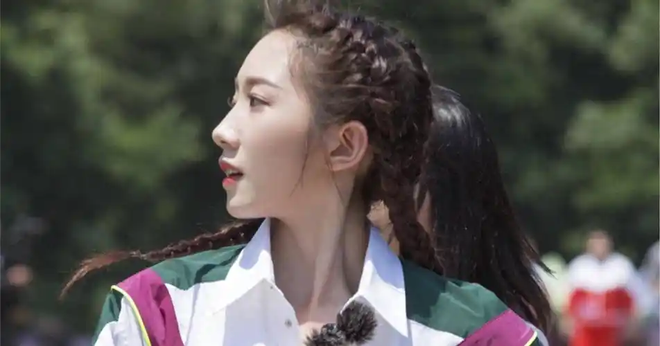 一首代表作都没有,却被捧为歌坛顶流,这些小丑羞不羞_蔡徐坤_孟美岐