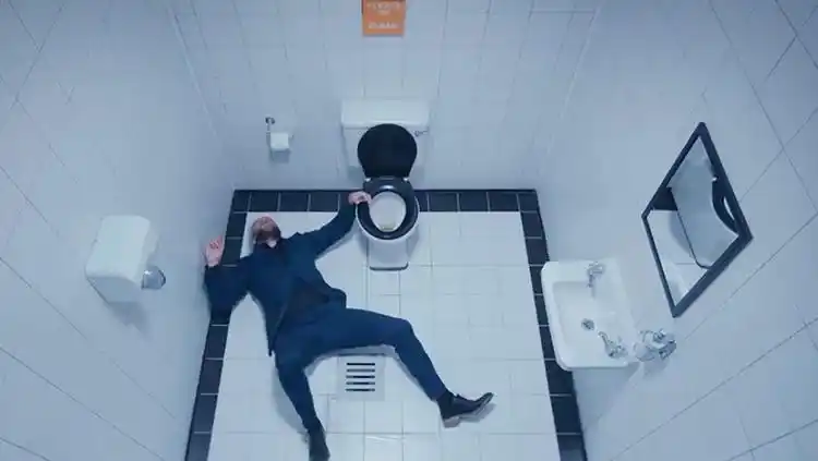 美国一个可怕的厕所,只要你不冲马桶,就会被机关活活杀死!
