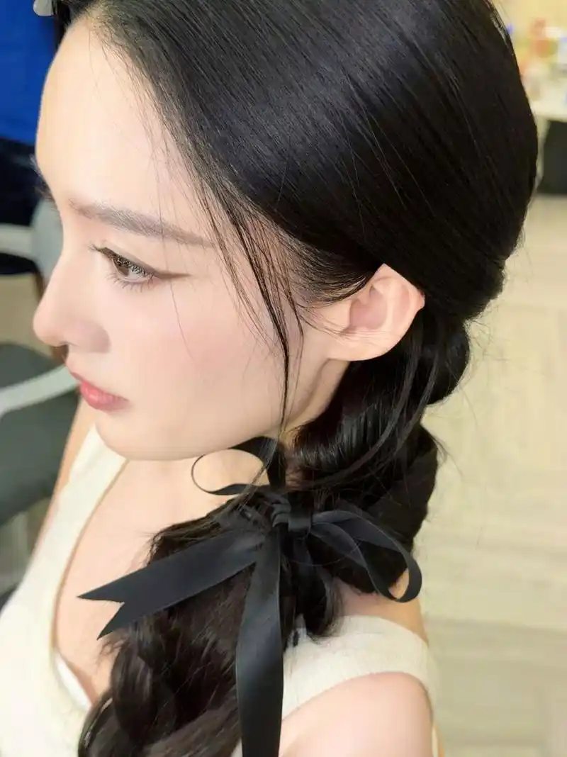 这样的李沁好美!又增添了几分温婉!