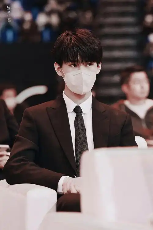 回顾一下经典西装张真源