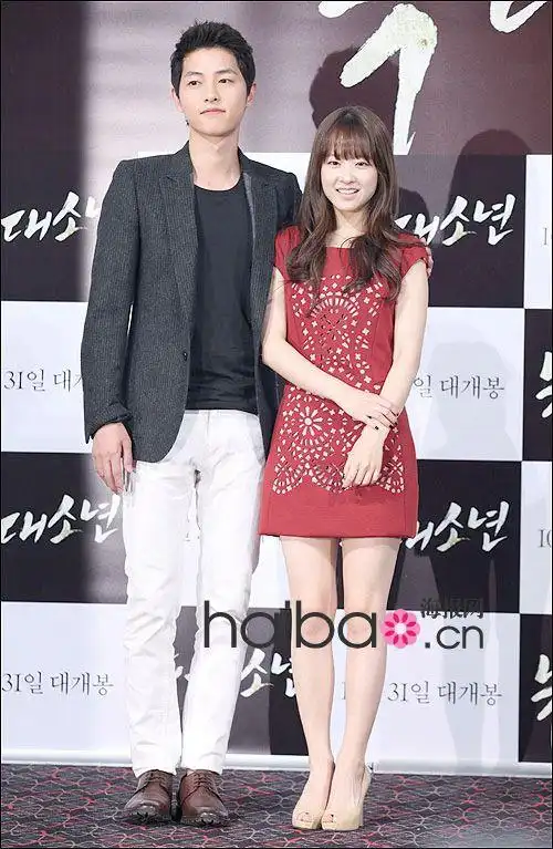 宋仲基与朴宝英一同亮相电影《狼族少年》的媒体试映会