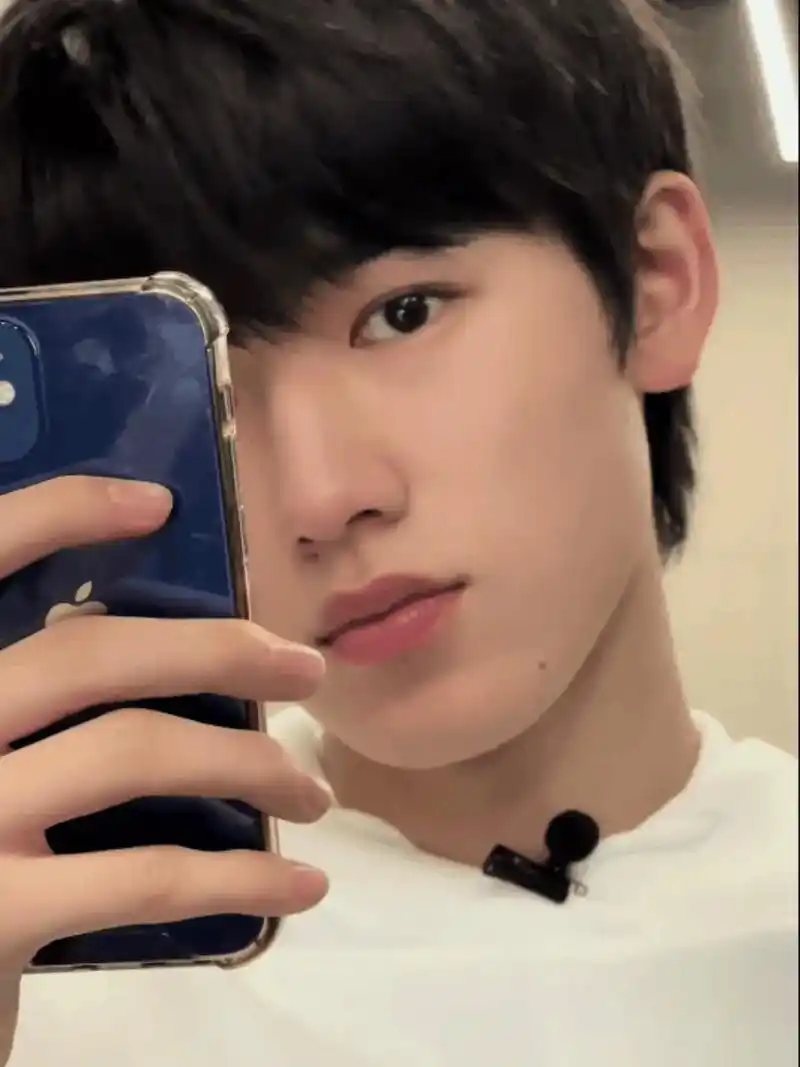 小宋来给大家表演一个变脸9097#宋亚轩 #对镜自拍 #治 - 抖音