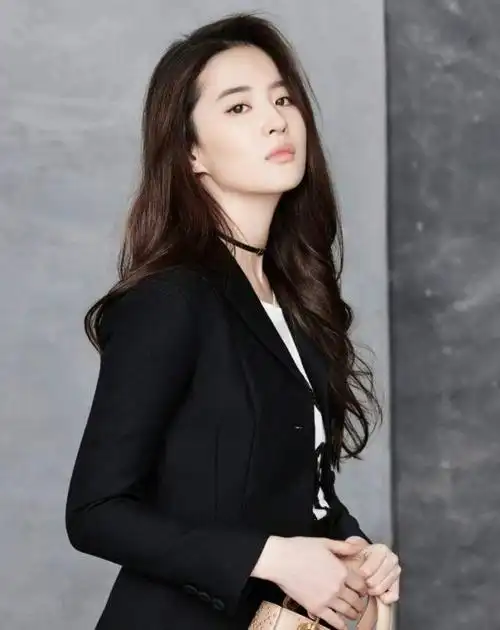 刘亦菲黑西装杀上热搜,网友:这是什么神仙侧颜?太飒了!