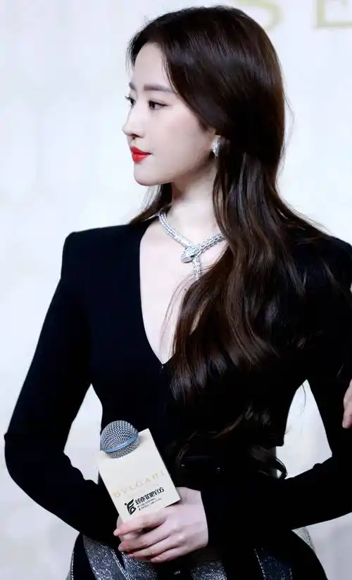 刘亦菲穿气质条纹裙,小露事业线妩媚动人,波浪长发好童话