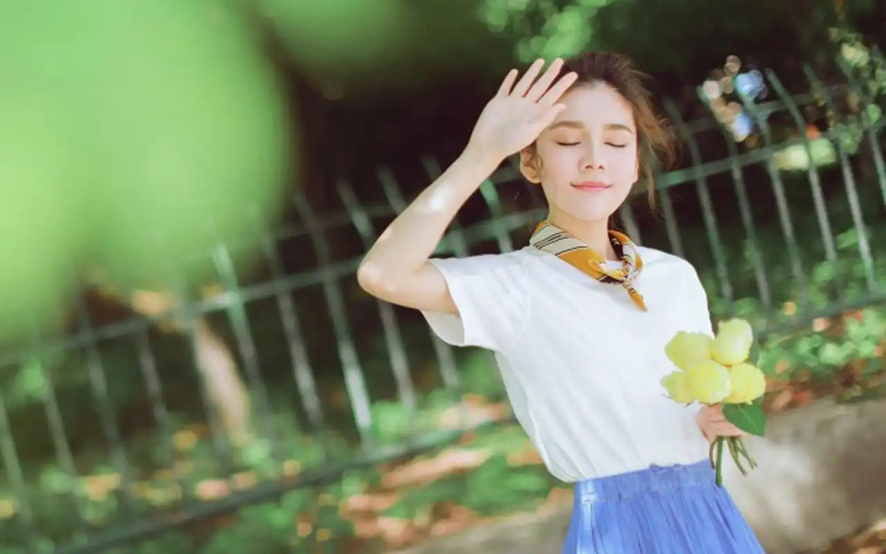 小清新治愈系美女户外写真桌面壁纸