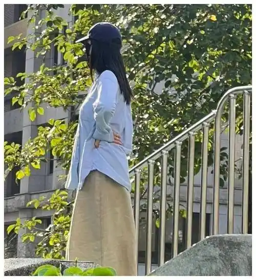 高圆圆带5岁女儿游公园,清新气质像妈妈,飘逸长发美丽动人.