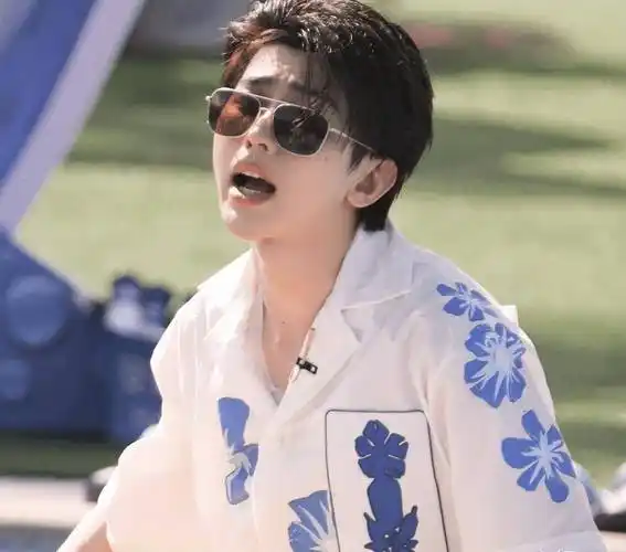 原创跑男9三亚路透照本以为蔡徐坤够迷人谁知黄旭熙凭身材获胜