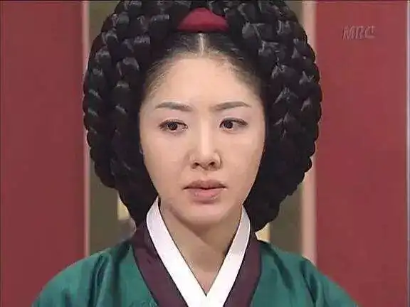 假发朝鲜也是发型越高越大越牛x还有《大长今》里面的盘头而且发髻越