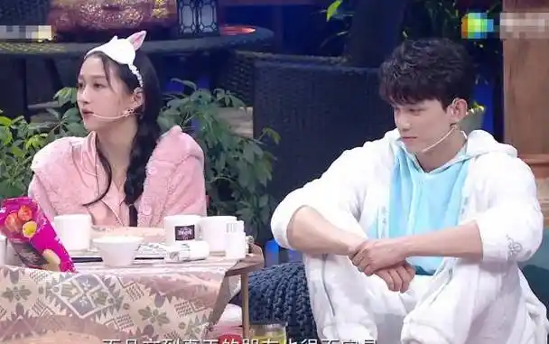 关晓彤吴磊参加睡衣秀当看清两人脚上拖鞋节目组太偏心了