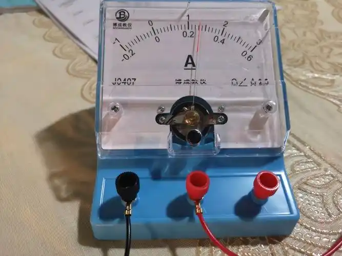将电流表接在小量程范围.读数约为0.26a.
