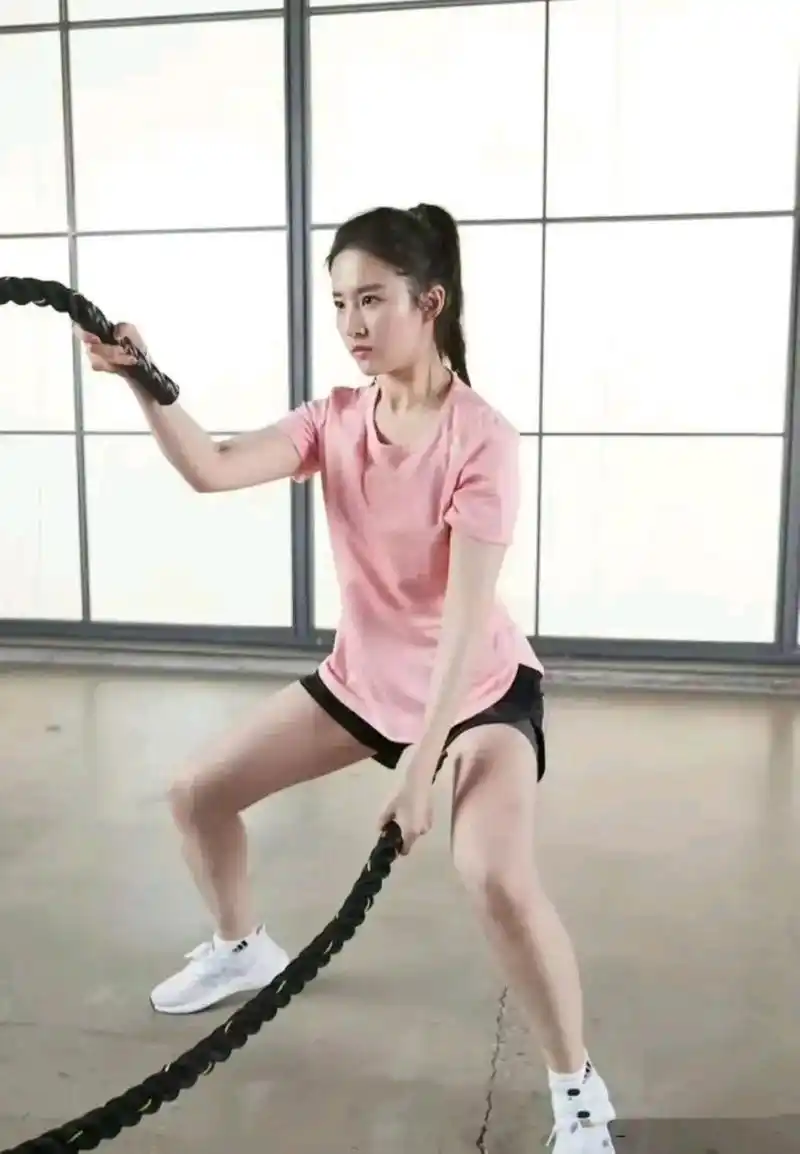 刘亦菲健身图,穿运动套装扎高马尾,看着还是大学生模样!