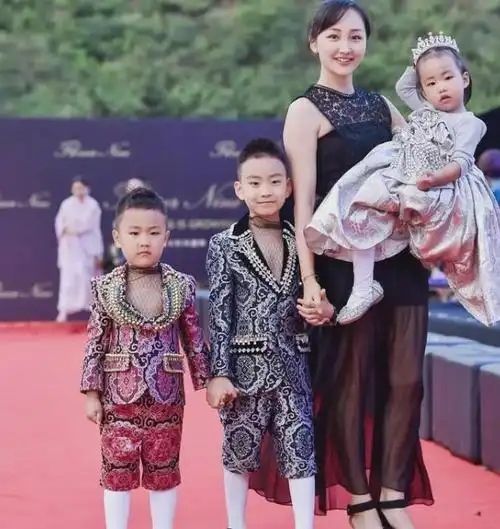 演员于震:与方柏霓离婚后,再娶小13岁娇妻,婚后生三子幸福美满