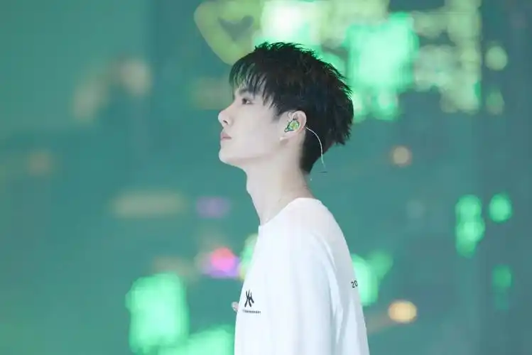 这次乐华年会王一博的无感舞台,我愿称之为散落的魅力!鲨疯了!鲨到你