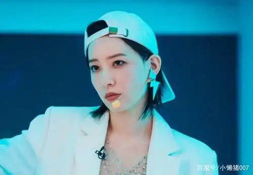 李斯丹妮在《乘风破浪的姐姐》中,台上酷炫,台下又甜又萌