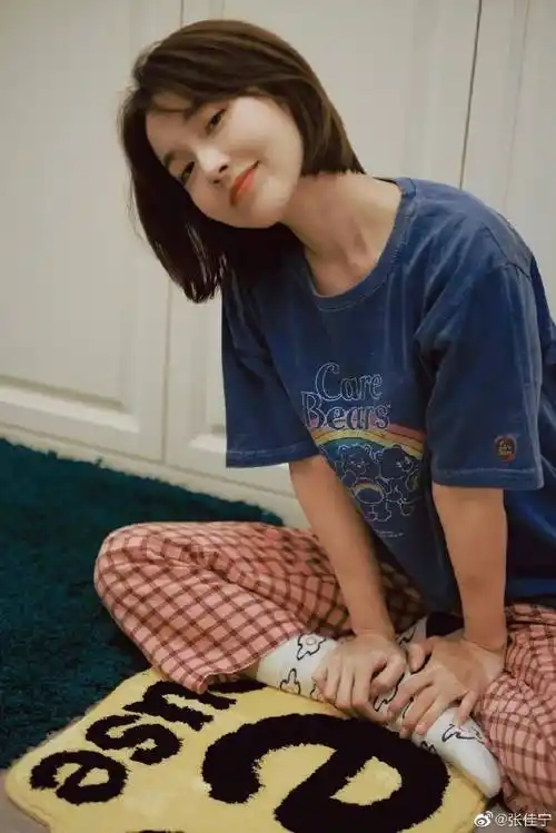 张佳宁居家写真超甜美!雪肤玉貌大长腿太靓丽多姿_美女_短发_染红