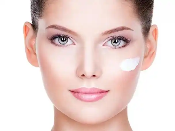 皮肤白皙是许多女性所追求的美丽标准之一,然而,随着年龄的增长,中年