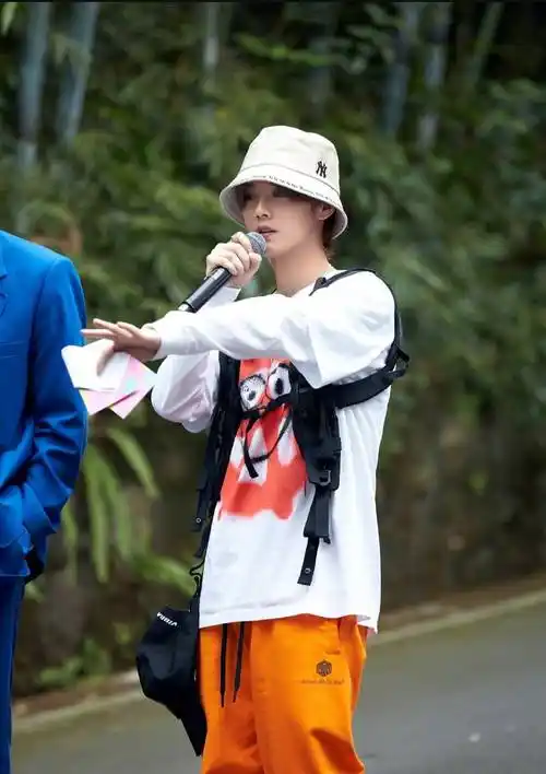 原创鹿晗上线晒近照心情大好戴渔夫帽嫩出新高度完全看不出比关晓彤大