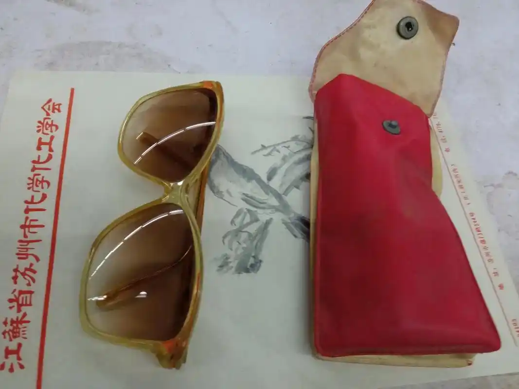 80年代的时尚.蛤蟆镜.#复古眼镜 #复古画报 #墨镜  - 抖音