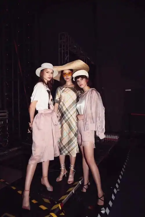 教你照相时怎么摆pose 各种美女照相姿势大全走秀动作造型_女生走秀