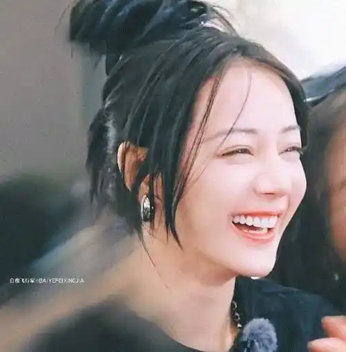 迪丽热巴油头近照状态好真实 开怀大笑美貌依旧_笑容_人们_形象