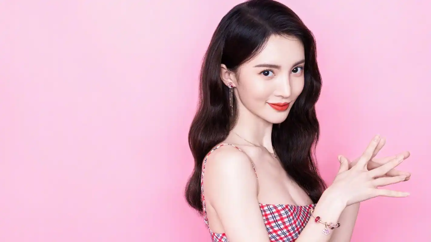 演员金晨,又仙又酷的姐姐,天仙又下凡了,来欣赏美美哒照片吧