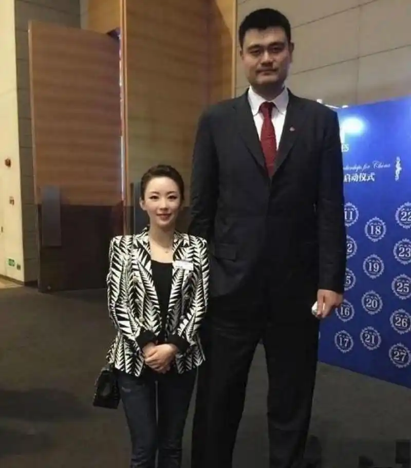 26米的姚明身边,身高1.6米的潘晓婷就显得更小了.