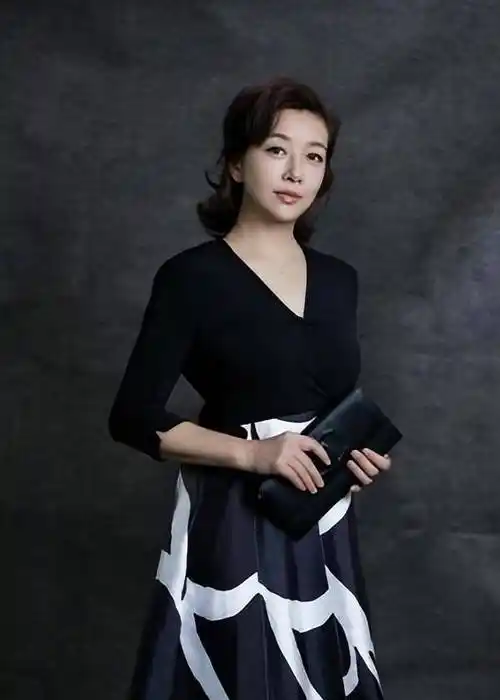 年过50的女人,衣着不"扮嫩",瞧江珊打扮,得体不老气才更优雅