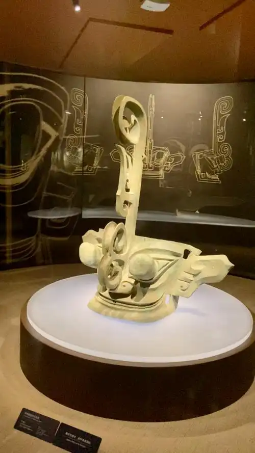 三星堆博物馆的神秘馆藏文物:青铜戴冠纵目面具