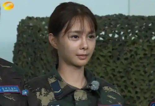 沈梦辰晒素颜照震惊网友!简直黑到认不出,连脖子都没能幸免