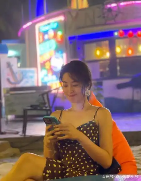 杨采钰晒夏日性感封面照,身材曲线优越,小蛮腰长腿十分抢镜