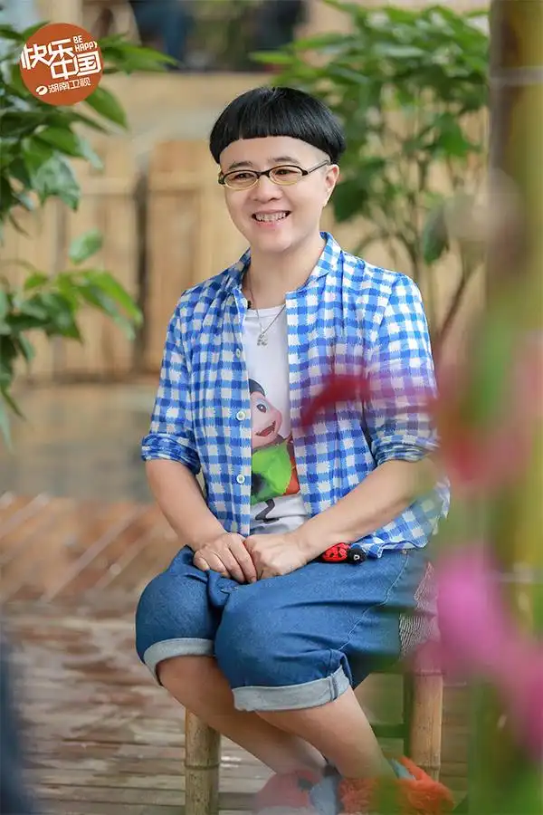 金龟子刘纯燕越老越没女人味28年锅盖头是不伦不类还是坚守情怀