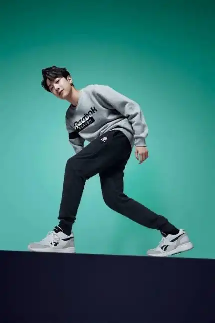 小碗欧巴美爆发 代言画报长腿瞩目