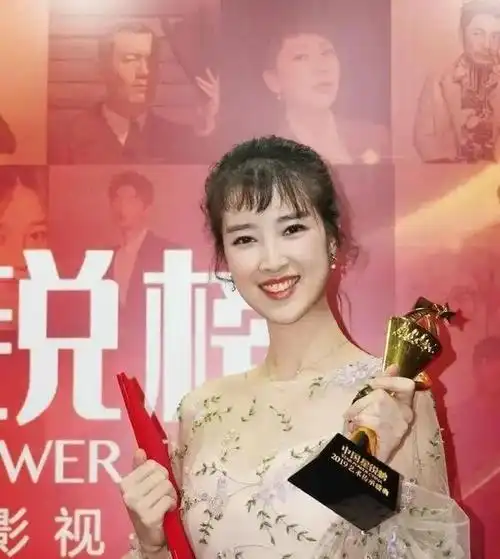 演员奚望:在继父刘之冰支持下离婚,带着女儿的她,现在怎样了?