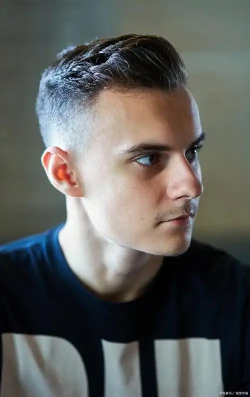 现在流行的背头发型有哪些?总有一款适合你