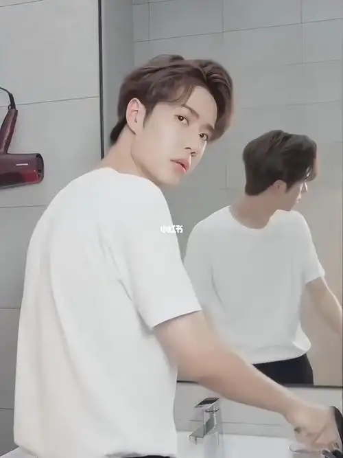 偷看男朋友刮胡子被发现了05