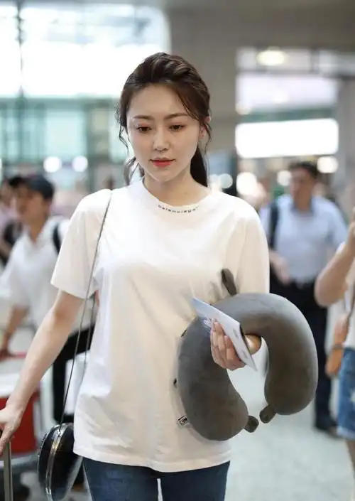 黄梦莹穿白色t恤搭配蓝色牛仔裤现身机场皮肤白皙笑容甜美