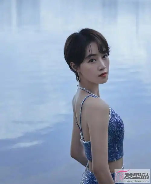 蓝盈莹银河流光裙 短发版人鱼公主太惊艳